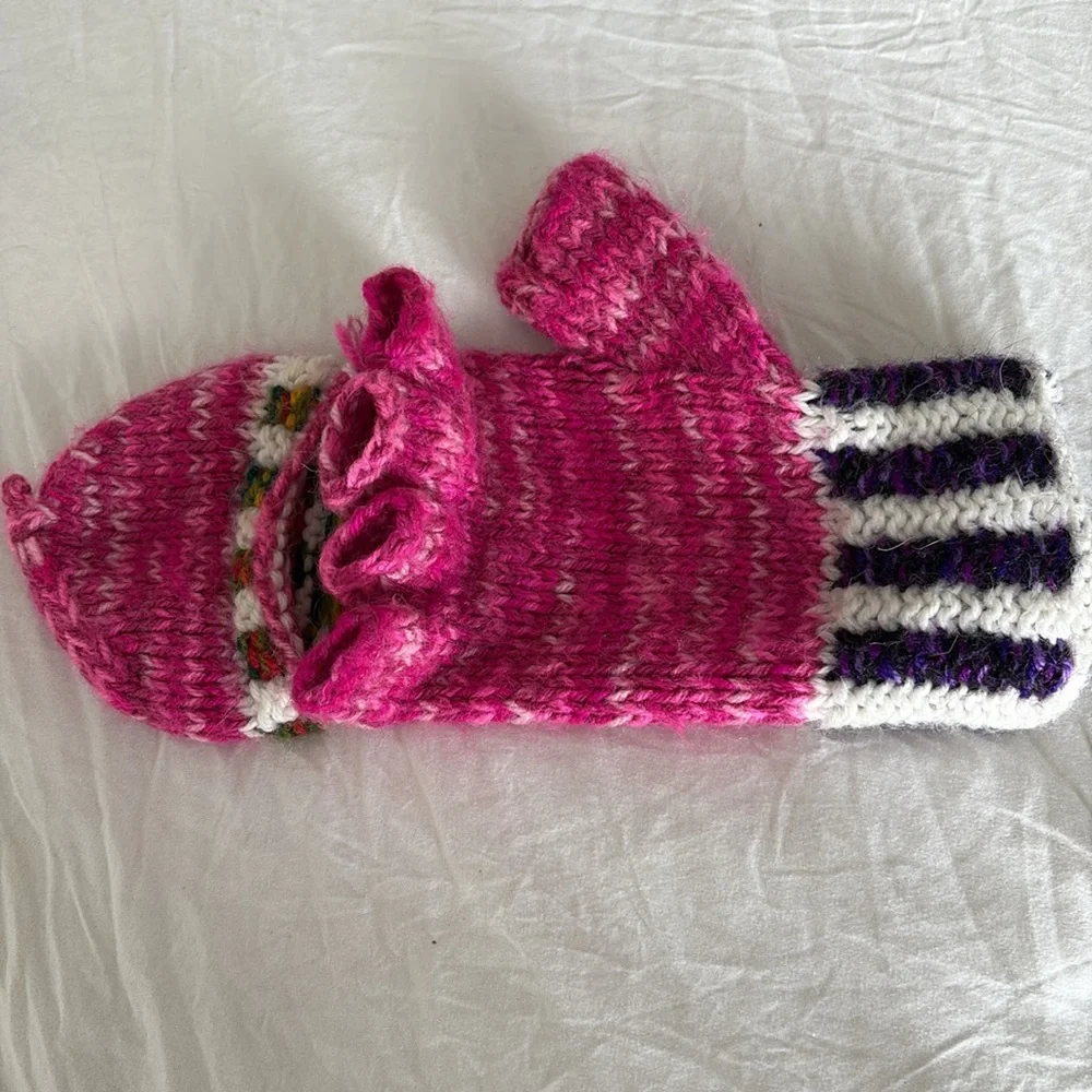 KNIT GLOVES THAT BECOME FINGERLESS